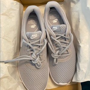 Nike Gray Tanjun Size 9 Women’s/ Size 7.5 Men’s